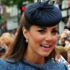 Kate Middleton, proche du peuple, accepte des fleurs lors de son passage au Old Market Square à Nottingham. Le 13 juin 2012.