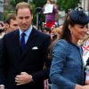 Kate Middleton suivie par le Prince William, est de passage sur le Old Market Square de Nottingham. Le 13 juin 2012.