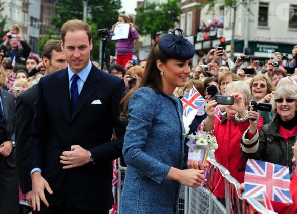 Kate Middleton suivie par le Prince William, est de passage sur le Old Market Square de Nottingham. Le 13 juin 2012.