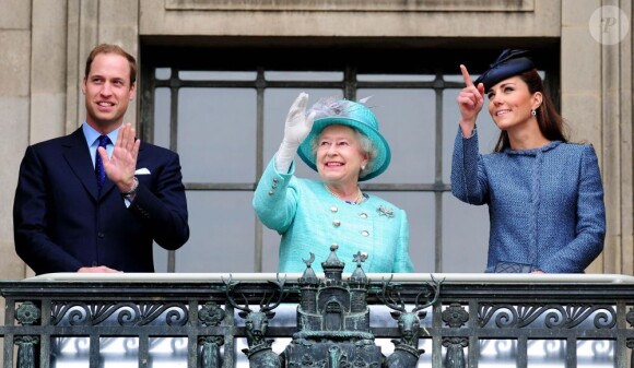 Le prince William, la reine Elizabeth II et Kate Middleton saluent les 5 000 personnes rassemblées devant la mairie de Nottingham. Le 13 juin 2012.