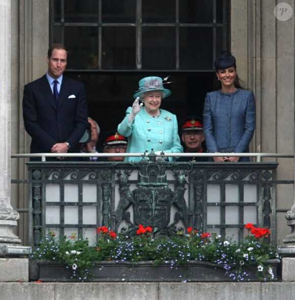 La reine Elizabeth II salue ses sujets du balcon de la mairie de Nottingham, entourée de son fils le Prince William et de son épouse, Kate Middleton. Le 13 juin 2012.