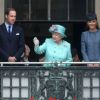 La reine Elizabeth II salue ses sujets du balcon de la mairie de Nottingham, entourée de son fils le Prince William et de son épouse, Kate Middleton. Le 13 juin 2012.