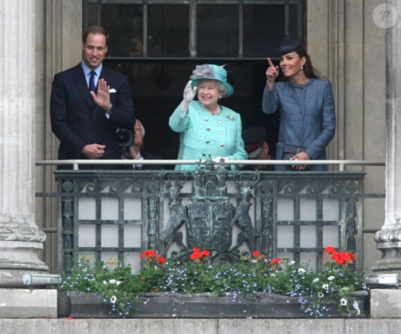 La reine Elizabeth II salue ses sujets du balcon de la mairie de Nottingham, entourée de son fils le Prince William et de son épouse, Kate Middleton. Le 13 juin 2012.