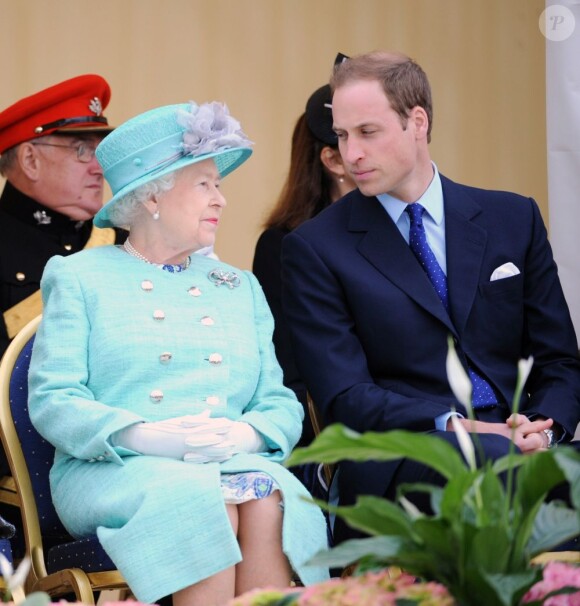 La reine Elizabeth II et le prince William au Vernon Park de Nottingham, le 13 juin 2012.