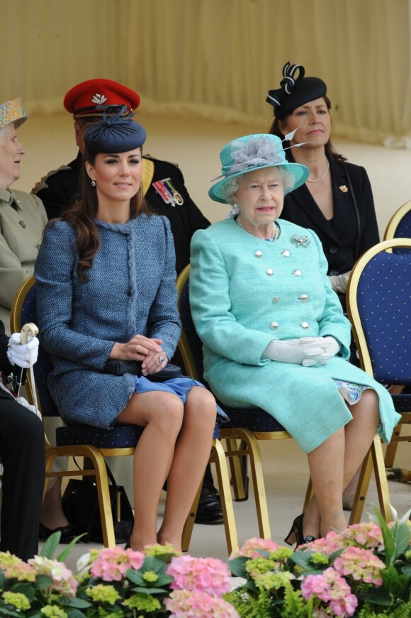 La Duchesse de Cambridge et la reine Elizabeth II, assises côte à côte au Vernon Park à Nottingham, le 13 juin 2012.