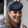 Kate Middleton, radieuse lors de son passage aux côtés du Prince William et de la Reine Elizabeth II à Nottingham. Le 13 juin 2012.