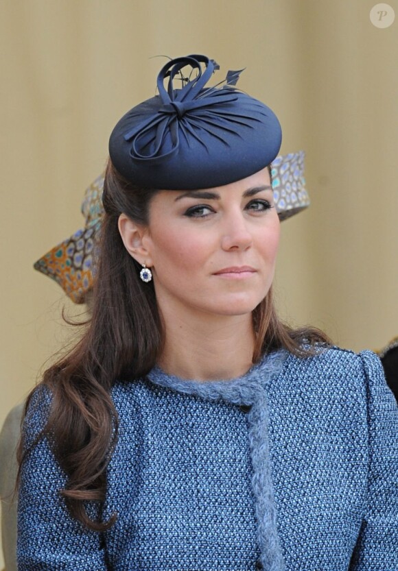 Kate Middleton, radieuse lors de son passage aux côtés du Prince William et de la Reine Elizabeth II à Nottingham. Le 13 juin 2012.