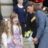 Kate Middleton échange quelques mots avec des petites filles lors de son passage au Old Market Square à Nottingham, le 13 juin 2012.