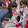 Kate Middleton échange quelques mots avec des petites filles lors de son passage au Old Market Square à Nottingham, le 13 juin 2012.