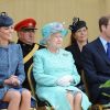 La reine Elizabeth II, entourée de Kate Middleton et du prince William à Nottingham, le 13 juin 2012.