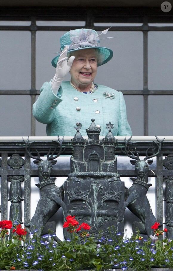 La reine Elizabeth II sur le balcon du Council House de Nottingham, le 13 juin 2012.