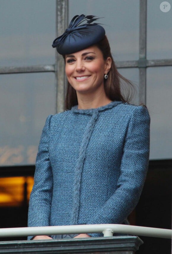 La duchesse de Cambridge Kate Middleton, souriante à Nottingham, le 13 juin 2012.