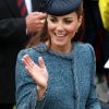 Kate Middleton, stylée et très en beauté, marquait de son empreinte le passage de la Reine à Nottingham, le 13 juin 2012.