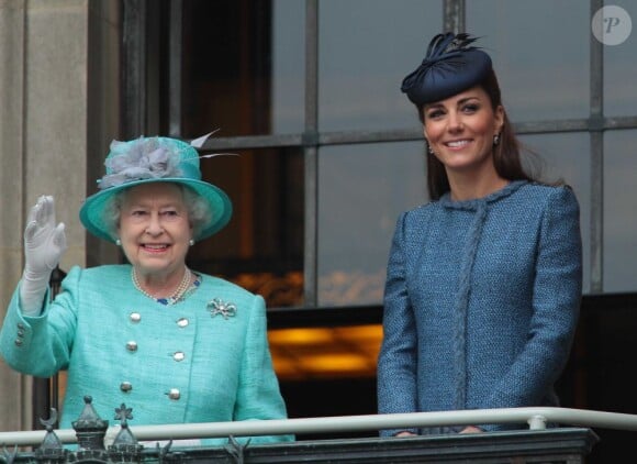 La reine Elizabeth II et Kate Middleton sur le balcon de l'hôtel de ville de Nottingham, le 13 juin 2012.
