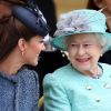 Kate Middleton et la reine Elizabeth II, côte à côte au Vernon Park de Nottingham, le 13 juin 2012.