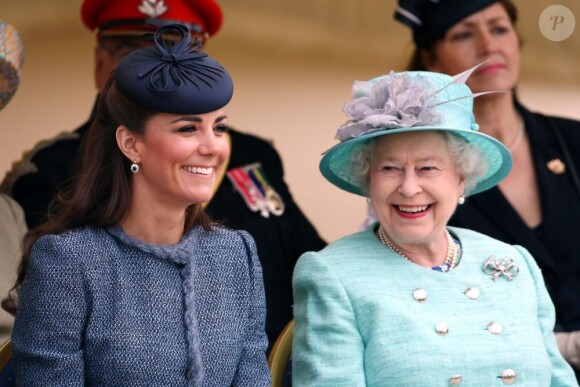 Kate Middleton et la reine Elizabeth II, côte à côte au Vernon Park de Nottingham, le 13 juin 2012.