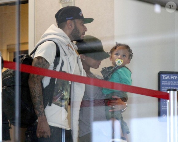 Alicia Keys, son mari Swizz Beatz et leur fils Egypt, à l'aéroport de Los Angeles le 13 juin 2012
