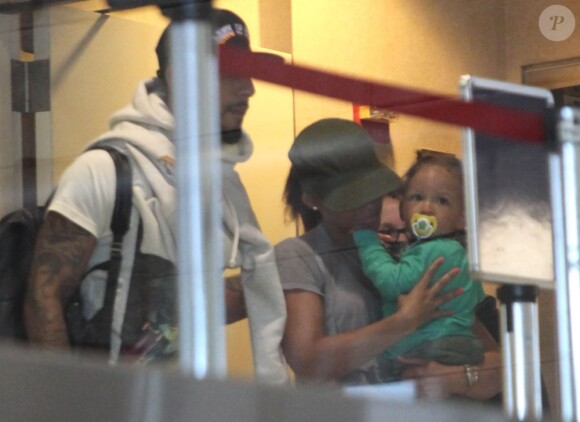 A l'écart des flashs, Alicia Keys et son mari Swizz Beatz arrivent à l'aéroport de Los Angeles le 13 juin 2012