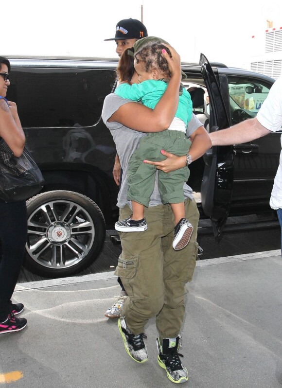 Fatigués, Alicia Keys et son mari Swizz Beatz arrivent à l'aéroport de Los Angeles le 13 juin 2012