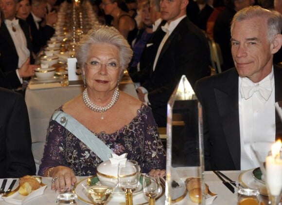 La princesse Christina, Mme Magnuson, au côté de son mari Tord Magnuson lors du dîner des Nobel en décembre 2011, portant un diadème hérité de sa mère la princesse Sibylla qui lui sera dérobé puis jeté à l'eau en mai 2012.