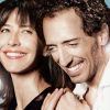 Sophie Marceau et Gad Elmaleh sur l'affiche d'Un bonheur n'arrive jamais seul, en salles le 27 juin.