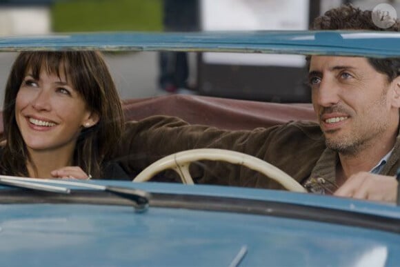Sophie Marceau et Gad Elmaleh dans Un bonheur n'arrive jamais seul, en salles le 27 juin.