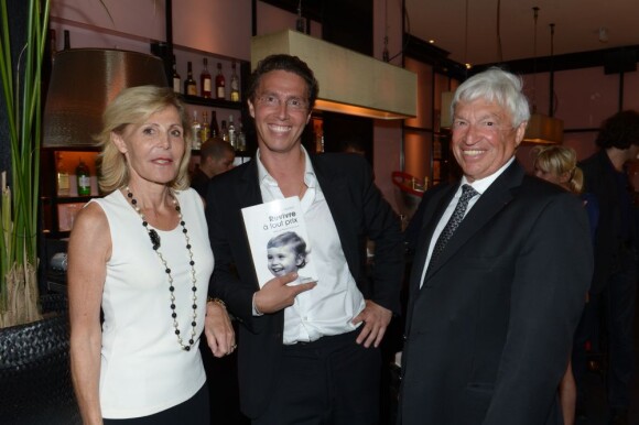 Jean-Philippe Blanc, entouré de ses parents, signe son livre Revivre à tout prix à La Villa, à Paris, le 7 juin 2012.