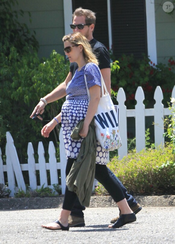 Drew Barrymore enceinte et Will Kopelman sortent d'un restaurant après un déjeuner en amoureux, à Los Angeles, en juin 2012.