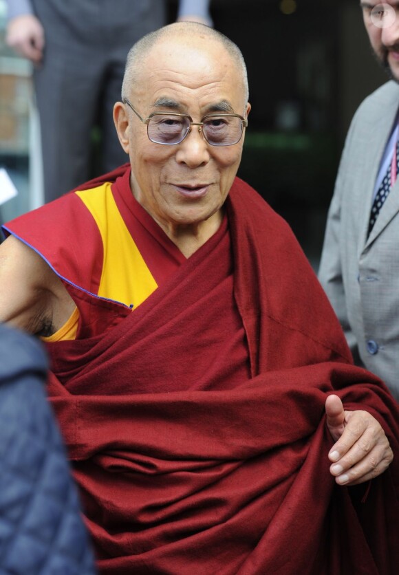 Le Dalaï-lama devant son hôtel de Manchester, le 16 juin 2012.