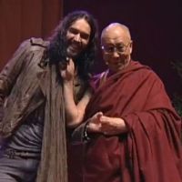 Russell Brand se fait tirer la barbichette par le Dalaï-lama... Improbable !