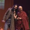 Russell Brand se fait tirer la barbichette par le Dalaï-lama à Manchester, le 16 juin 2012.