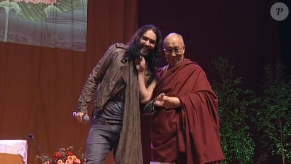 Russell Brand se fait tirer la barbichette par le Dalaï-lama à Manchester, le 16 juin 2012.