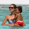 Le top Doutzen Kroes a profité d'une journée de détente avec son adorable fils Phyllon sous le soleil de Miami. Le 19/09/12