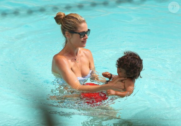 Doutzen Kroes et son irrésistible fils dans les eaux turquoises de Miami le 19 juin 2012