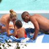 Doutzen Kroes entourée des deux hommes de sa vie : Sunnery James et Phyllon, lors d'un séjour à Miami. Le 19 juin 2012