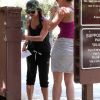 Vanessa Hudgens en compagnie d'une amie dans un parc de Los Angeles, le mardi 19 juin 2012.