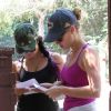 Vanessa Hudgens en compagnie d'une amie dans un parc de Los Angeles, le mardi 19 juin 2012.