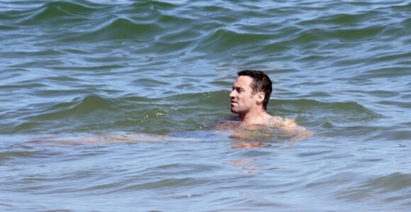 Hugh Jackman, comme un poisson dans l'eau durant ses quelques jours de vacances à Barcelone. Le 20 juin 2012.