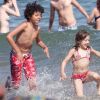 Les deux enfants de Hugh Jackman, Oscar et Ava, durant leurs vacances ensoleillées à Barcelone. Le 20 juin 2012.