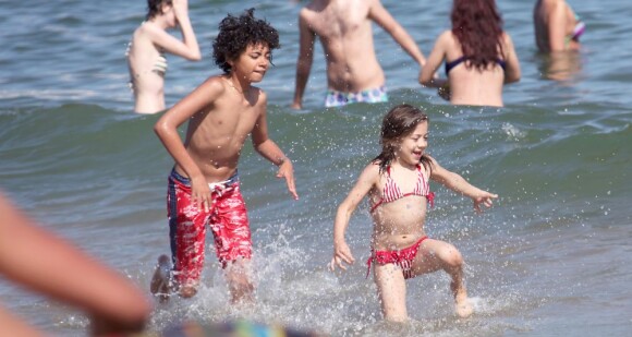 Les deux enfants de Hugh Jackman, Oscar et Ava, durant leurs vacances ensoleillées à Barcelone. Le 20 juin 2012.