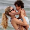 Doutzen Kroes et son fils Phyllon profitent de leurs vacances durant une journée plage. Miami, le 21 juin 2012.