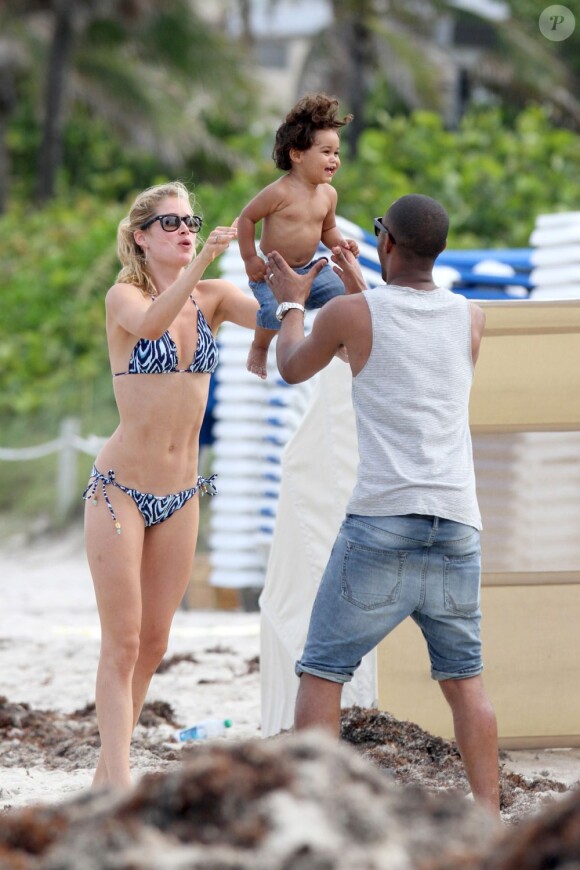 Doutzen Kroes et Sunnery James s'amusent avec leur fils Phyllon à Miami, le 21 juin 2012.