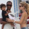 Une petite famille en vacances : Doutzen Kroes, son mari Sunnery James et leur fils Phyllon se détendent à Miami. Le 21 juin 2012.