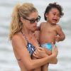 Doutzen Kroes et son fils Phyllon en pleurs, profitent de leurs vacances durant une journée plage. Miami, le 21 juin 2012.