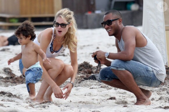 Doutzen Kroes et son mari Sunnery James admirent la démarche hésistante de leur petit Phyllon. Miami, le 21 juin 2012.