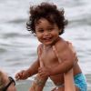 Doutzen Kroes et son fils Phyllon profitent de leurs vacances durant une journée plage. Miami, le 21 juin 2012.