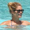 Doutzen Kroes se détend dans la piscine de l'hôtel Fontainebleau à Miami. Le 21 juin 2012.