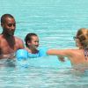 Doutzen Kroes et les deux hommes de sa vie s'amusent dans la piscine de l'hôtel Fontainebleau à Miami. Le 21 juin 2012.