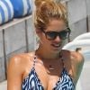 Doutzen Kroes se détend près de la piscine de l'hôtel Fontainebleau à Miami. Le 21 juin 2012.