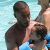 Sunnery James et son fils Phyllon dans la piscine de l'hôtel Fontainebleau à Miami. Le 21 juin 2012.